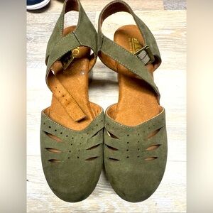 White Mountain Buckle Close Closed Toe Green Mix Size 8.5M Block Heel